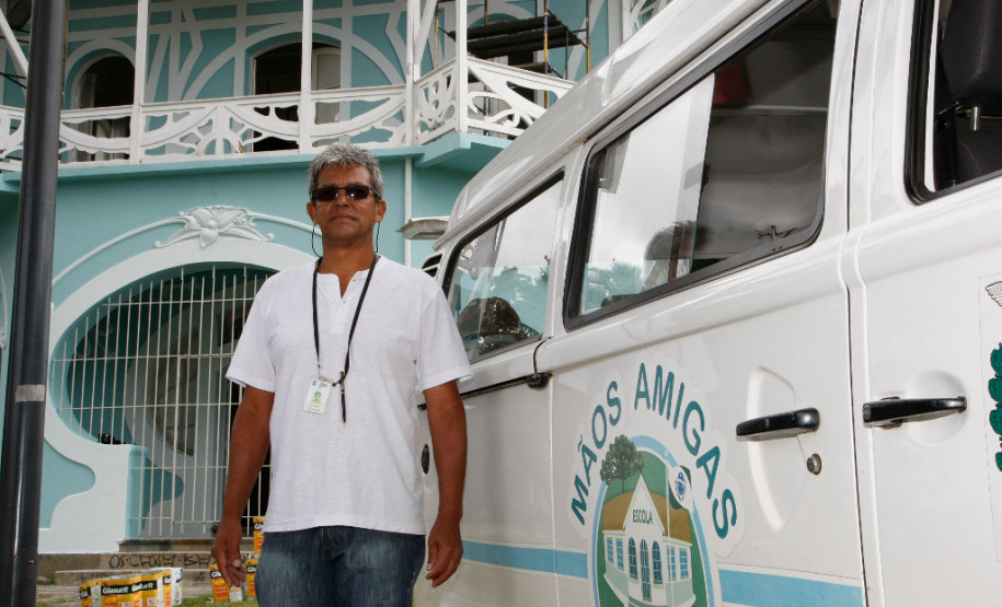 O Governo do Estado do Paraná está restaurando o primeiro mirante de Curitiba, o Edifício Belvedere, na Praça João Cândido, no Alto São Francisco. Os pintores são 16 detentos da Colônia Penal Agrícola Industrial de Piraquara. A ação faz parte do Projeto Mãos Amigas e já restaurou mais de 120 prédios públicos em Curitiba e região metropolitana. 15-12-14.