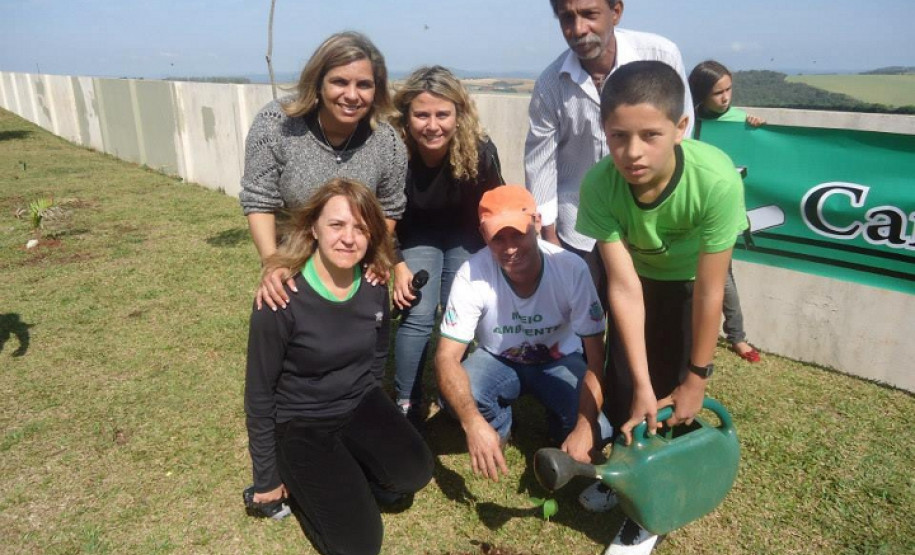 Colégio fica em 1º lugar em concurso de plantio de árvores Alunos do Colégio Estadual Carmelina Ferreira Pedroso, em Arapoti, fecharam o ano letivo de 2014 com uma grande conquista, o 1º lugar nacional e o 20º lugar mundial em um concurso internacional de plantio de árvores promovido pela Eno Tree Planting Day. Ao todo, foram 3.741 mudas de diferentes espécies de árvores plantadas no município.