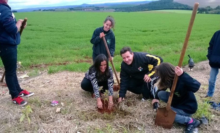 Colégio fica em 1º lugar em concurso de plantio de árvores Alunos do Colégio Estadual Carmelina Ferreira Pedroso, em Arapoti, fecharam o ano letivo de 2014 com uma grande conquista, o 1º lugar nacional e o 20º lugar mundial em um concurso internacional de plantio de árvores promovido pela Eno Tree Planting Day. Ao todo, foram 3.741 mudas de diferentes espécies de árvores plantadas no município.