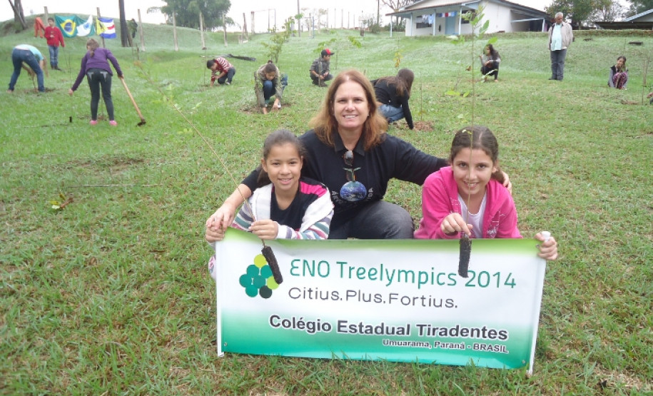 Colégio fica em 1º lugar em concurso de plantio de árvores O Colégio Estadual Tiradentes, em Umuarama, também foi destaque mundial. Ele obteve a segunda colocação nacional e 63ª geral, com o plantio de 1.046 árvores. A ação é desenvolvida pela professora de Geografia Inês Lourenço Augusto, que coordena o projeto Árvores da Vida.