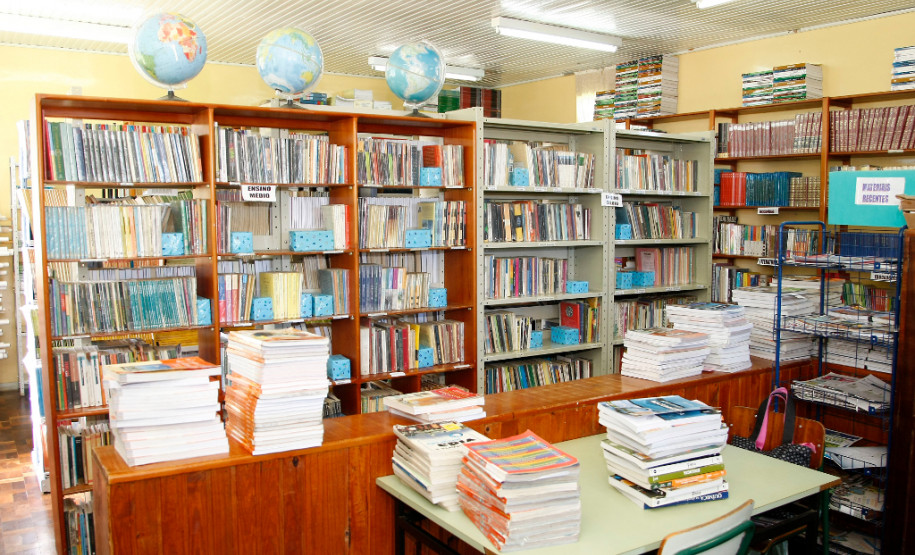 As escolas estaduais do Paraná receberão os livros didáticos do Ensino Médio entre dezembro e fevereiro. Os livros são enviados diretamente pelo Ministério da Educação e a Secretaria de Estado da Educação alerta as escolas para conferirem o material no momento da entrega.