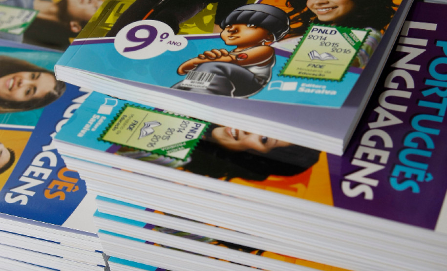 As escolas estaduais do Paraná receberão os livros didáticos do Ensino Médio entre dezembro e fevereiro. Os livros são enviados diretamente pelo Ministério da Educação e a Secretaria de Estado da Educação alerta as escolas para conferirem o material no momento da entrega.