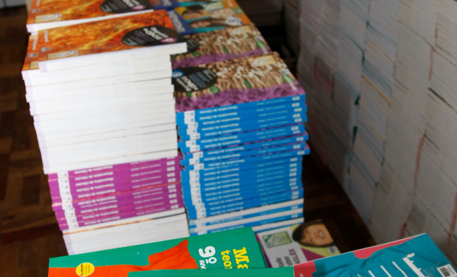 As escolas estaduais do Paraná receberão os livros didáticos do Ensino Médio entre dezembro e fevereiro. Os livros são enviados diretamente pelo Ministério da Educação e a Secretaria de Estado da Educação alerta as escolas para conferirem o material no momento da entrega.