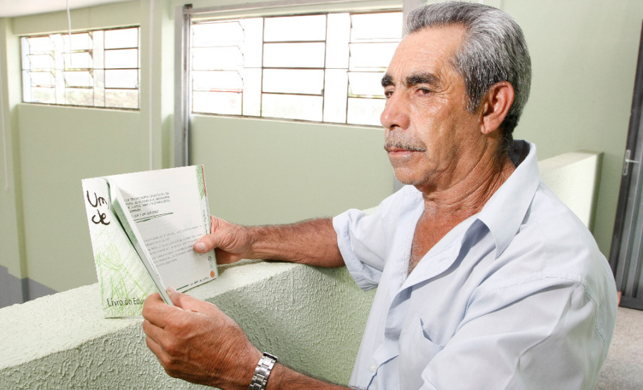 Em uma década, o Programa Paraná Alfabetizado já atendeu mais de 500 mil pessoas no estado, com 15 anos ou mais que não eram alfabetizadas. Na foto o aluno Anizio Bueno. 24-11-14.