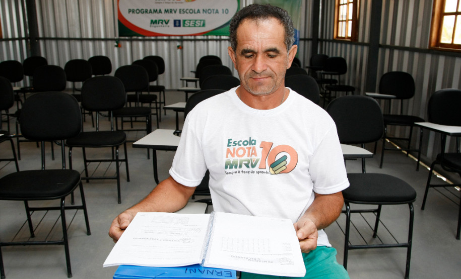 Em uma década, o Programa Paraná Alfabetizado já atendeu mais de 500 mil pessoas no estado, com 15 anos ou mais que não eram alfabetizadas. Na foto o aluno Ernani Feitosa,  25-11-14.