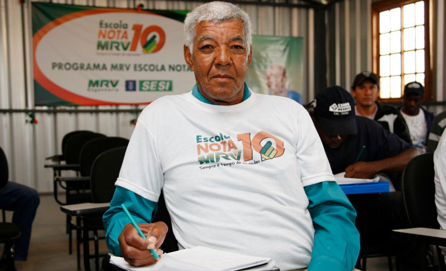 Em uma década, o Programa Paraná Alfabetizado já atendeu mais de 500 mil pessoas no estado, com 15 anos ou mais que não eram alfabetizadas. Na foto o aluno Jose Benedito da foncesca,  25-11-14.