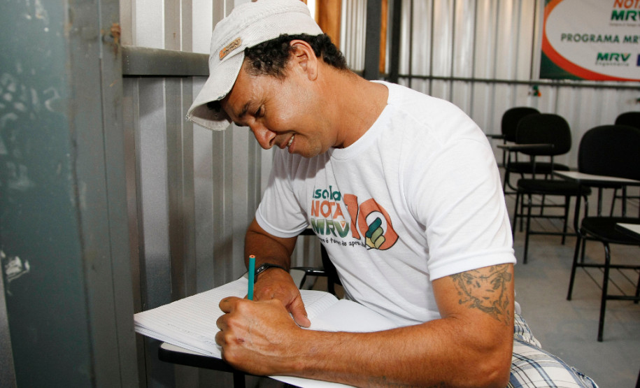 Em uma década, o Programa Paraná Alfabetizado já atendeu mais de 500 mil pessoas no estado, com 15 anos ou mais que não eram alfabetizadas. Na foto o aluno Siderei Carlos Batista dos Santos, 25-11-14.