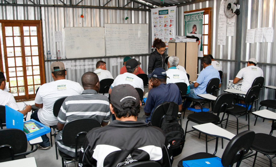 Em uma década, o Programa Paraná Alfabetizado já atendeu mais de 500 mil pessoas no estado, com 15 anos ou mais que não eram alfabetizadas.  25-11-14.