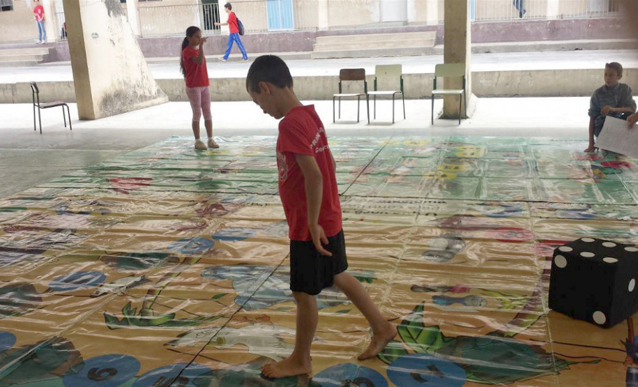 DER-PR promove educação patrimonial nas escolas Uma parceria do Departamento de Estradas de Rodagem do Paraná (DER-PR) e escolas estaduais está ensinando os alunos a importância de preservar áreas históricas e sítios arqueológicos. As primeiras ações foram feitas em escolas de Cerro Azul e Doutor Ulysses, na Região Metropolitana de Curitiba, onde o DER-PR está fazendo obras de recuperação de rodovias (PR-092) e estuda a ampliação da capacidade desta mesma estrada.