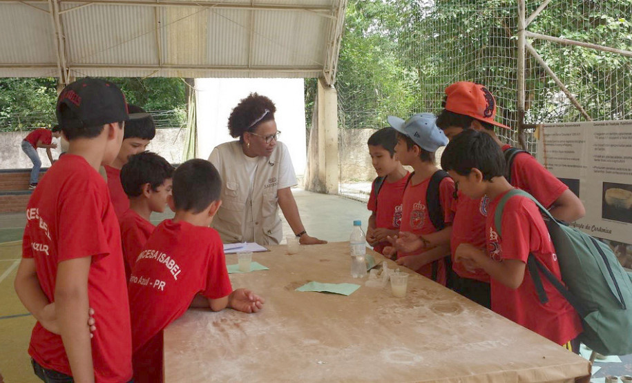 DER-PR promove educação patrimonial nas escolas Uma parceria do Departamento de Estradas de Rodagem do Paraná (DER-PR) e escolas estaduais está ensinando os alunos a importância de preservar áreas históricas e sítios arqueológicos. As primeiras ações foram feitas em escolas de Cerro Azul e Doutor Ulysses, na Região Metropolitana de Curitiba, onde o DER-PR está fazendo obras de recuperação de rodovias (PR-092) e estuda a ampliação da capacidade desta mesma estrada.