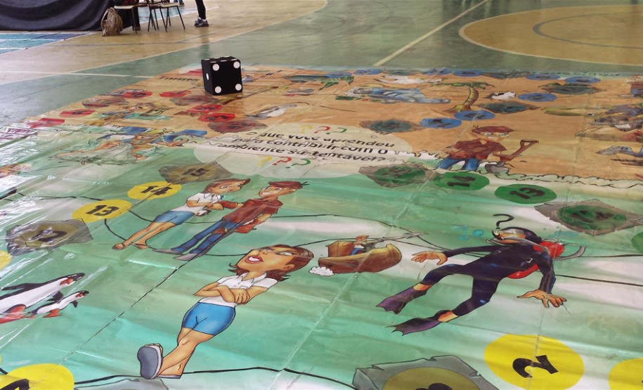 DER-PR promove educação patrimonial nas escolas Uma parceria do Departamento de Estradas de Rodagem do Paraná (DER-PR) e escolas estaduais está ensinando os alunos a importância de preservar áreas históricas e sítios arqueológicos. As primeiras ações foram feitas em escolas de Cerro Azul e Doutor Ulysses, na Região Metropolitana de Curitiba, onde o DER-PR está fazendo obras de recuperação de rodovias (PR-092) e estuda a ampliação da capacidade desta mesma estrada.