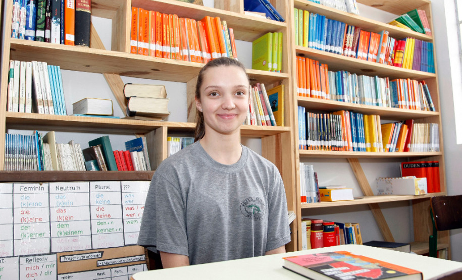 Colégio Estadual do Campo Fritz Kliewer na Colônia Witmarsum, em Palmeiras, onde os alunos tem aula de alemão. Na foto a aluna Ana Flavia dos Reis Moreira. 03-12-14.