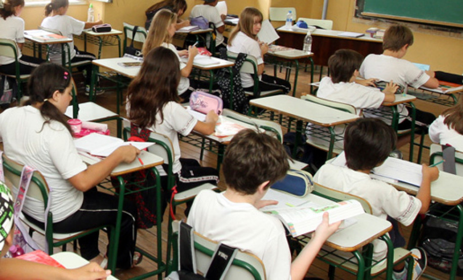 A cada dois anos, a Prova Brasil e o Sistema Nacional de Avaliação da Educação Básica (Saeb) avaliam o rendimento escolar permitindo que professores e diretores analisem o desempenho de seus alunos e escolas. Resultado da avaliação de desempenho dos estudantes em Matemática e Língua Portuguesa irá compor o Ideb 2011, a ser divulgado no ano que vem.