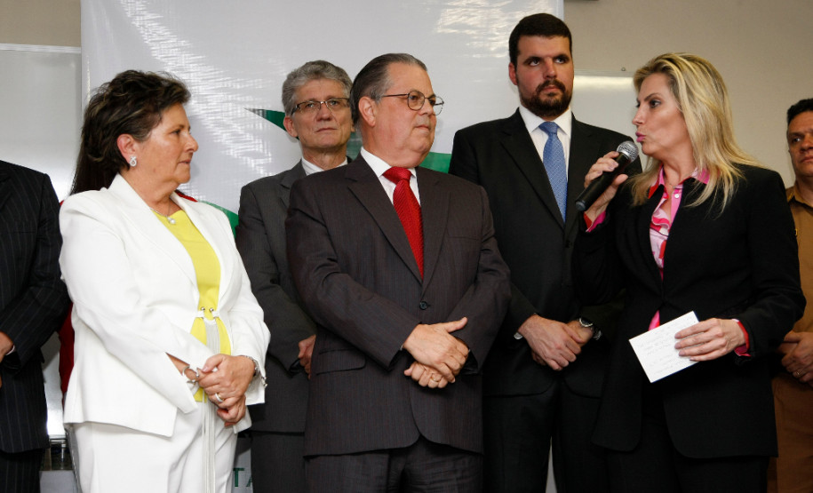 Fernando Xavier Ferreira assumiu a secretaria da Educação do Paraná nesta segunda-feira (05). A cerimônia de transmissão foi acompanhada da vice-governadora do Estado, Cida Borghetti, diretores de escolas, funcionários da secretaria, deputados federais e estaduais, representantes de instituições de educação especial conveniadas à rede estadual além de familiares do novo secretário. 05-01-15.