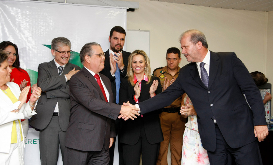 Fernando Xavier Ferreira assumiu a secretaria da Educação do Paraná nesta segunda-feira (05). A cerimônia de transmissão foi acompanhada da vice-governadora do Estado, Cida Borghetti, diretores de escolas, funcionários da secretaria, deputados federais e estaduais, representantes de instituições de educação especial conveniadas à rede estadual além de familiares do novo secretário. 05-01-15.