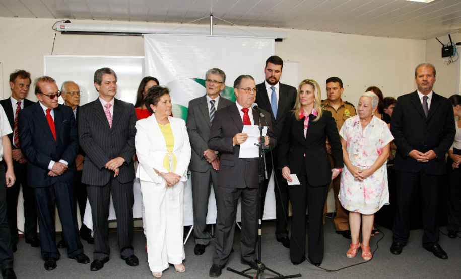 Fernando Xavier Ferreira assumiu a secretaria da Educação do Paraná nesta segunda-feira (05). A cerimônia de transmissão foi acompanhada da vice-governadora do Estado, Cida Borghetti, diretores de escolas, funcionários da secretaria, deputados federais e estaduais, representantes de instituições de educação especial conveniadas à rede estadual além de familiares do novo secretário. 05-01-15.