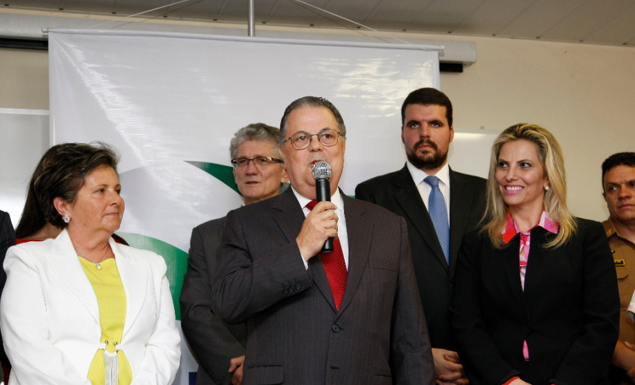 Fernando Xavier Ferreira assumiu a secretaria da Educação do Paraná nesta segunda-feira (05). A cerimônia de transmissão foi acompanhada da vice-governadora do Estado, Cida Borghetti, diretores de escolas, funcionários da secretaria, deputados federais e estaduais, representantes de instituições de educação especial conveniadas à rede estadual além de familiares do novo secretário. 05-01-15.