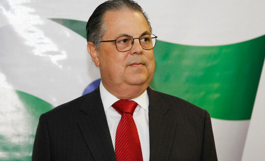 Fernando Xavier Ferreira assumiu a secretaria da Educação do Paraná nesta segunda-feira (05). A cerimônia de transmissão foi acompanhada da vice-governadora do Estado, Cida Borghetti, diretores de escolas, funcionários da secretaria, deputados federais e estaduais, representantes de instituições de educação especial conveniadas à rede estadual além de familiares do novo secretário. 05-01-15.