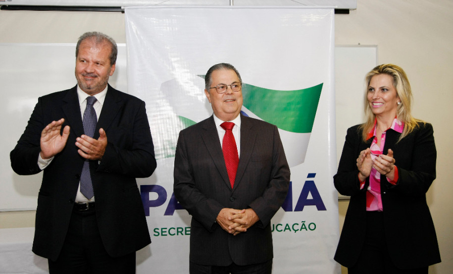 Fernando Xavier Ferreira assumiu a secretaria da Educação do Paraná nesta segunda-feira (05). A cerimônia de transmissão foi acompanhada da vice-governadora do Estado, Cida Borghetti, diretores de escolas, funcionários da secretaria, deputados federais e estaduais, representantes de instituições de educação especial conveniadas à rede estadual além de familiares do novo secretário. 05-01-15.