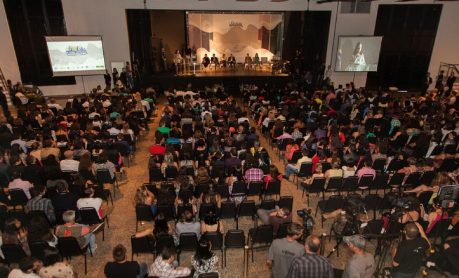 Alunos vencem Olimpíada de Língua Portuguesa Paraná conta com três vencedores em Olimpíada de Língua Portuguesa: Escrevendo o Futuro. Ao todo, mais de 170 mil textos concorreram em quatro categorias.