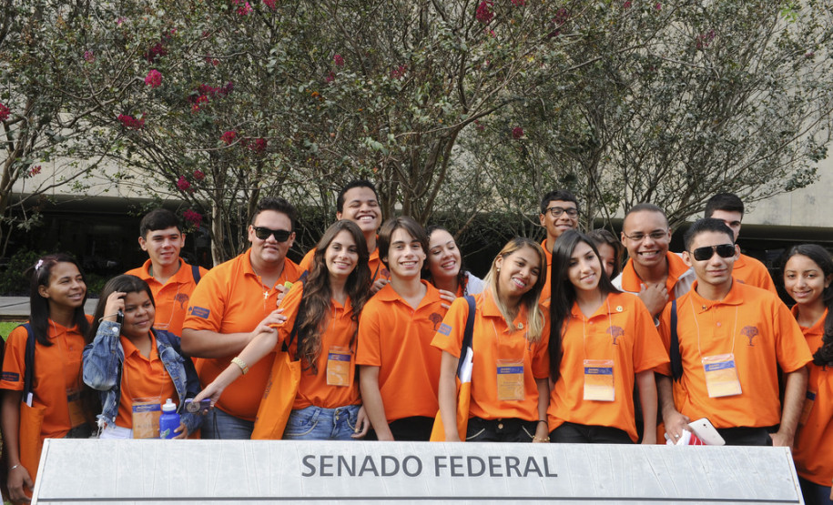 Os 27 jovens que participam do Projeto Jovem Senador 2014 fazem visita guiada nas dependências do Congresso Nacional, antes da cerimônia de posse e premiação.
