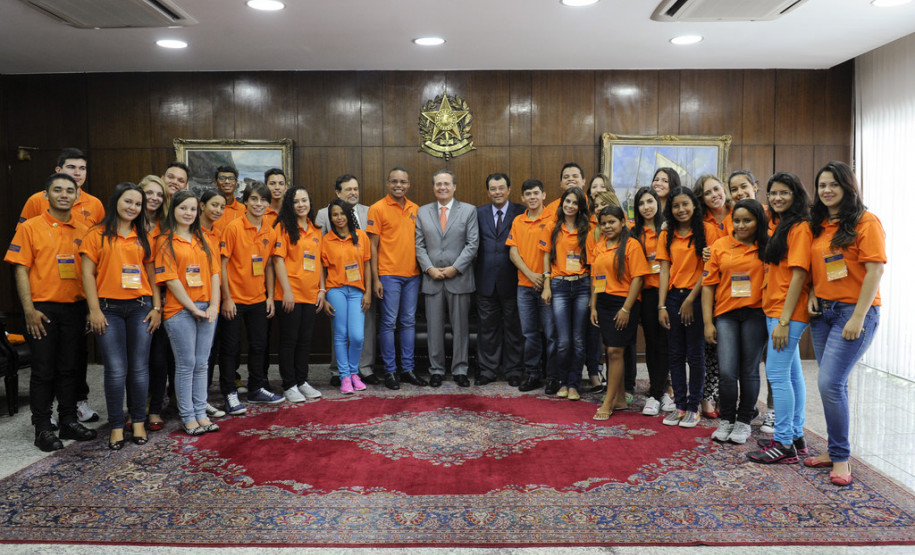O presidente do Senado Federal, senador Renan Calheiros (PMDB-AL) recebe no gabinete da presidência os 27 jovens que participam do Projeto Jovem Senador 2014 fazem visita guiada nas dependências do Congresso Nacional, antes da cerimônia de posse e premiação.