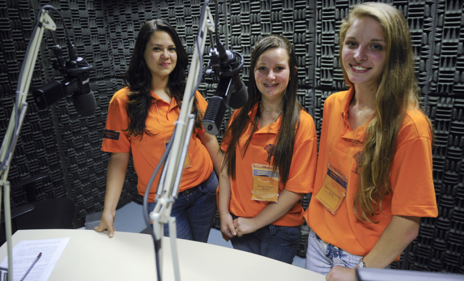 Jovens Senadores concedem entrevista na Rádio Senado.
