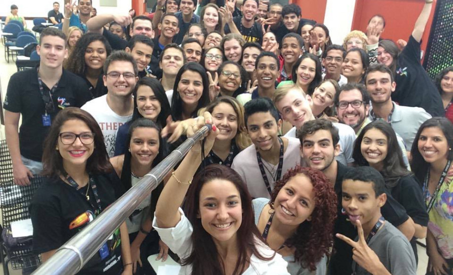 Três estudantes paranaenses escolhidos pela Embaixada Americana para participar do programa Jovens Embaixadores embarcam nesta sexta-feira (9).