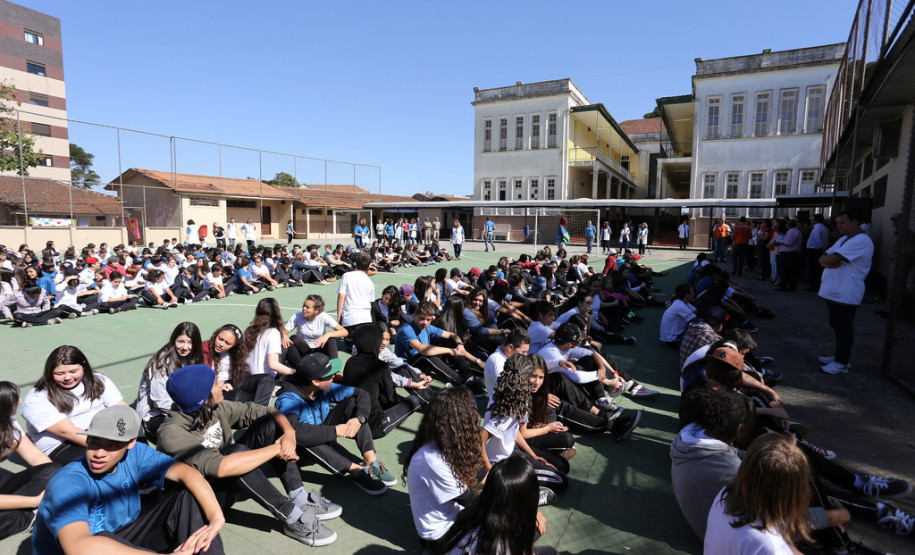 Pioneiro no país, o programa prepara professores, funcionários e alunos de toda a rede estadual de educação básica para enfrentar situações de perigo.