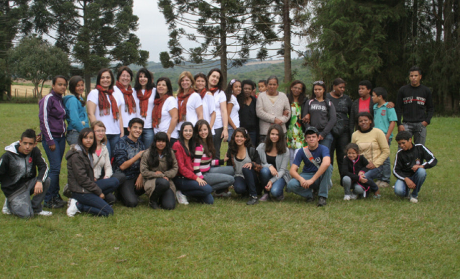Alunos e professores do Colégio Estadual João Paulo II, em Arapoti, visitam Colônia do Sutil, em Ponta Grossa. Evento contribui para atividades da equipe multidisciplinar da escola.