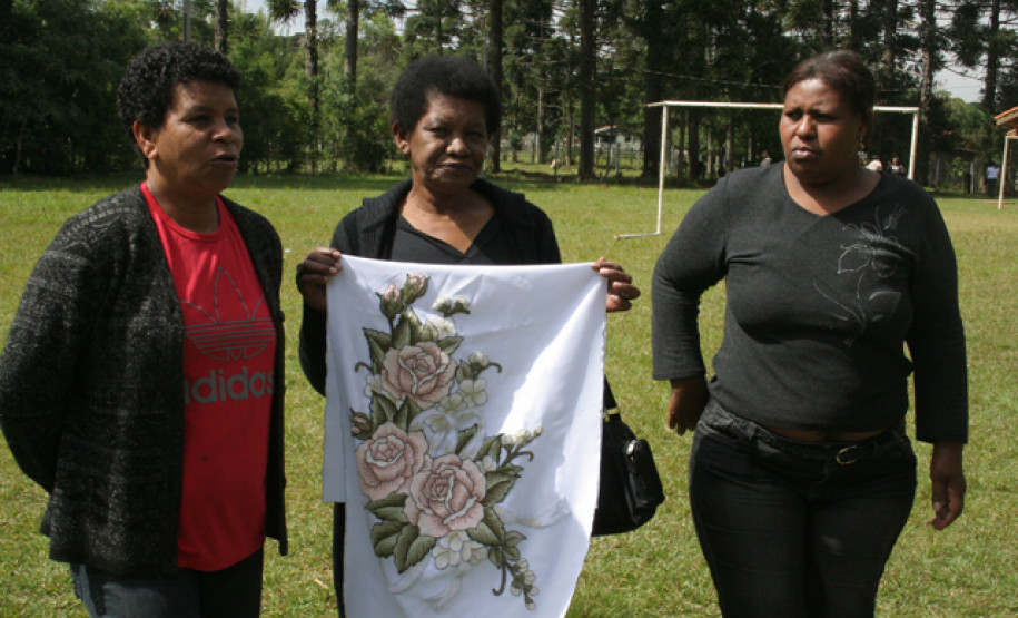 Alunos e professores do Colégio Estadual João Paulo II, em Arapoti, visitam Colônia do Sutil, em Ponta Grossa. Evento contribui para atividades da equipe multidisciplinar da escola.