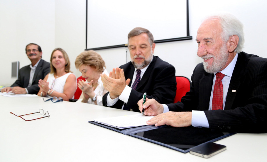 Governo do Estado oficializa cessão de uso do imóvel Belvedere pela Academia Paranaense de Letras. Na foto, da esquerda para direita: secretário estadual da Ciência, Tecnologia e Ensino Superior, João Carlos Gomes, secretária estadual da Administração e Previdência, Dinorah Botto Portugal Nogara, Chloris Casagrande Justen, secretário especial para Assuntos Estratégicos, Flávio Arns e o presidente da Fecomércio, Darci Pianna.
Curitiba, 19/01/2015.