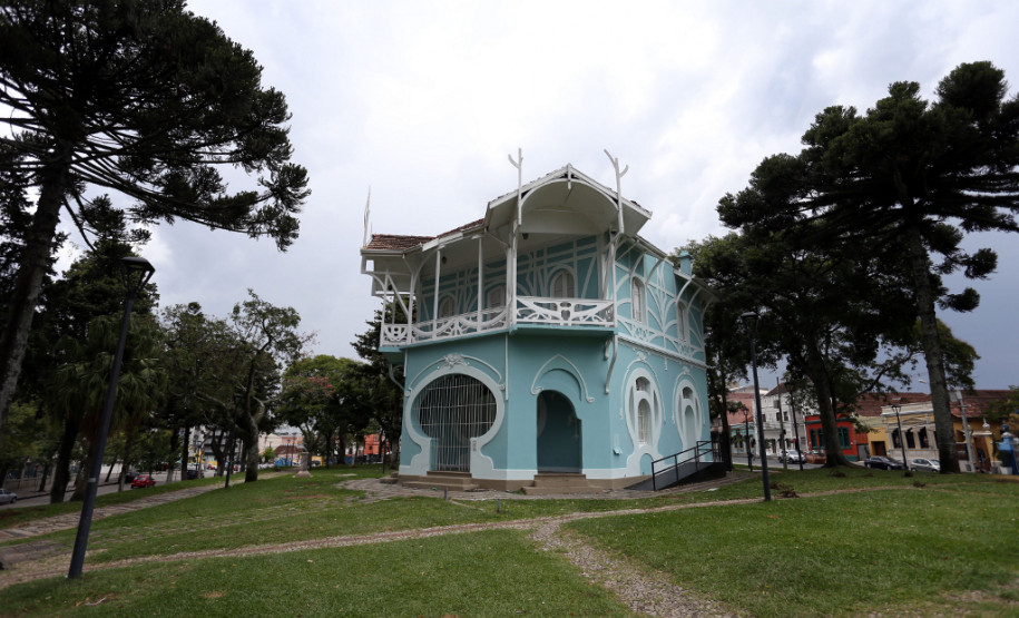 Governo do Estado oficializa cessão de uso do imóvel Belvedere pela Academia Paranaense de Letras. 
Curitiba, 19/01/2015.