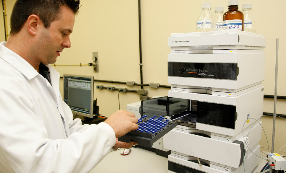 Alimentos da merenda passam por testes de qualidade Instituto de Tecnologia do Paraná (Tecpar) realiza rigorosos testes de qualidade na merenda antes que ela chegue aos pratos de 1,3 milhão de estudantes. 21-01-15.