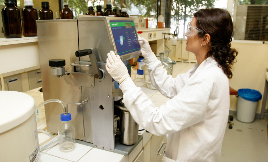 Alimentos da merenda passam por testes de qualidade Instituto de Tecnologia do Paraná (Tecpar) realiza rigorosos testes de qualidade na merenda antes que ela chegue aos pratos de 1,3 milhão de estudantes. 21-01-15.