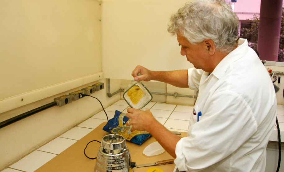 Alimentos da merenda passam por testes de qualidade Instituto de Tecnologia do Paraná (Tecpar) realiza rigorosos testes de qualidade na merenda antes que ela chegue aos pratos de 1,3 milhão de estudantes. 21-01-15.