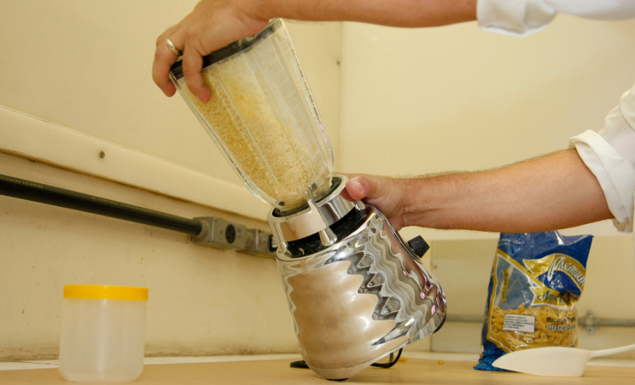 Alimentos da merenda passam por testes de qualidade Instituto de Tecnologia do Paraná (Tecpar) realiza rigorosos testes de qualidade na merenda antes que ela chegue aos pratos de 1,3 milhão de estudantes. 21-01-15.