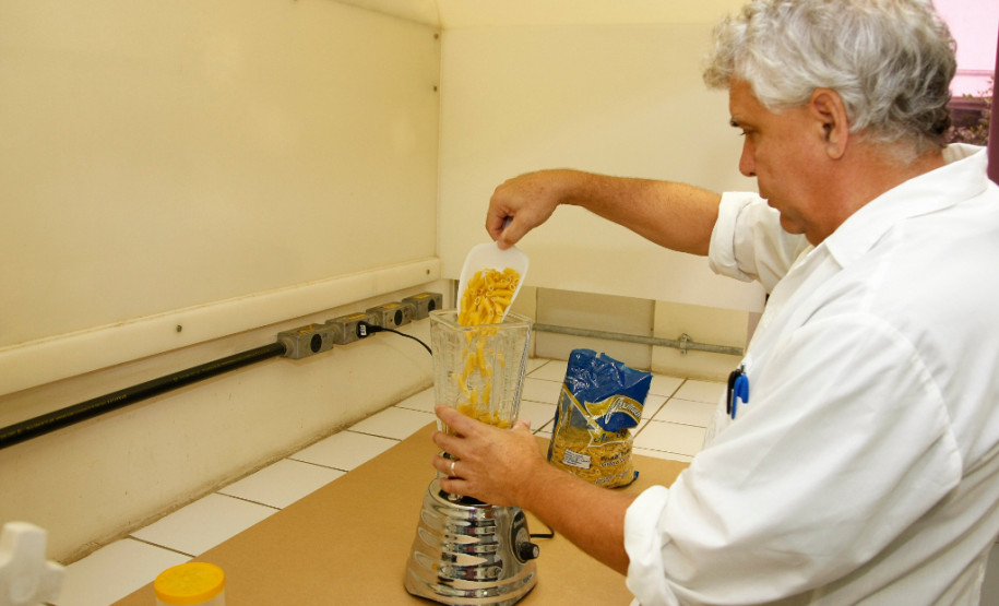 Alimentos da merenda passam por testes de qualidade Instituto de Tecnologia do Paraná (Tecpar) realiza rigorosos testes de qualidade na merenda antes que ela chegue aos pratos de 1,3 milhão de estudantes. 21-01-15.