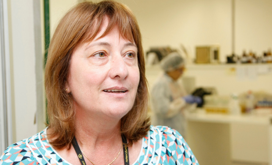 Alimentos da merenda passam por testes de qualidade Instituto de Tecnologia do Paraná (Tecpar) realiza rigorosos testes de qualidade na merenda antes que ela chegue aos pratos de 1,3 milhão de estudantes. Na foto, Marta Tazonieiro do Amaral 21-01-15.