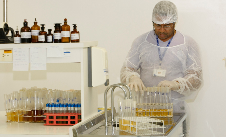 Alimentos da merenda passam por testes de qualidade Instituto de Tecnologia do Paraná (Tecpar) realiza rigorosos testes de qualidade na merenda antes que ela chegue aos pratos de 1,3 milhão de estudantes. 21-01-15.