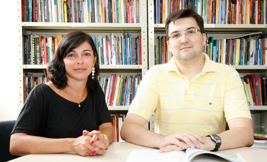 Ação inédita da Secretaria da Educação afastou com remuneração 620 profissionais para realização de Mestrado, Doutorado ou Pós-Doutorado. Na foto, Tiago Rocha e Lucimar Gusmão. 26-01-15.