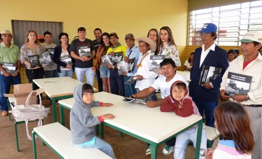 Livro de fotografias é entregue a indígenas