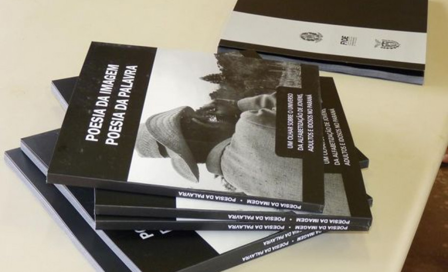 Livro de fotografias é entregue a indígenas