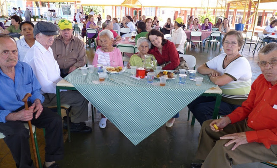 Alunos do Curso Técnico em Cuidados com a Pessoa Idosa do Colégio Estadual Dario Vellozo organiza encontro que aproximou comunidade.