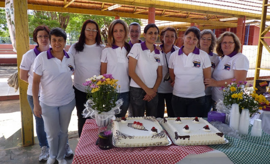 Alunos do Curso Técnico em Cuidados com a Pessoa Idosa do Colégio Estadual Dario Vellozo organiza encontro que aproximou comunidade.