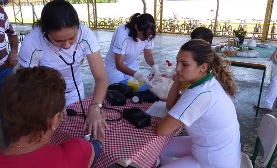 Alunos do Curso Técnico em Cuidados com a Pessoa Idosa do Colégio Estadual Dario Vellozo organiza encontro que aproximou comunidade.