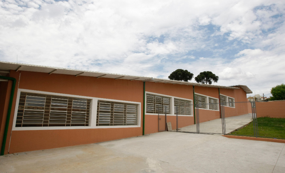 O início das aulas, em 9 de fevereiro, marcará uma nova etapa da história de 48 anos do Colégio Estadual Yvone Pimentel, no bairro Novo Mundo, em Curitiba. As obras de reconstrução do colégio terminaram e os cerca de mil alunos matriculados começarão o ano letivo em um ambiente revitalizado e moderno. 13-01-15.
