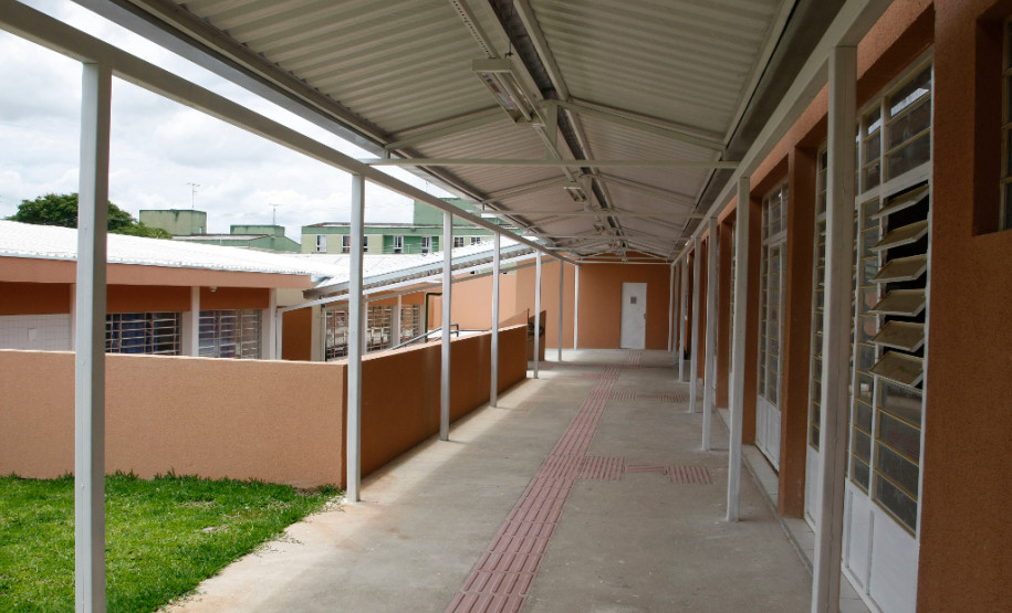 O início das aulas, em 9 de fevereiro, marcará uma nova etapa da história de 48 anos do Colégio Estadual Yvone Pimentel, no bairro Novo Mundo, em Curitiba. As obras de reconstrução do colégio terminaram e os cerca de mil alunos matriculados começarão o ano letivo em um ambiente revitalizado e moderno. 13-01-15.