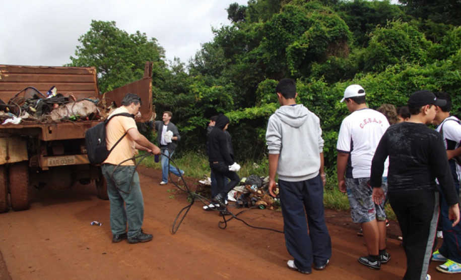Mobilização em prol da preservação de mata ciliar reuniu alunos do ensino médio do Colégio Estadual Senador Attílio Fontana.