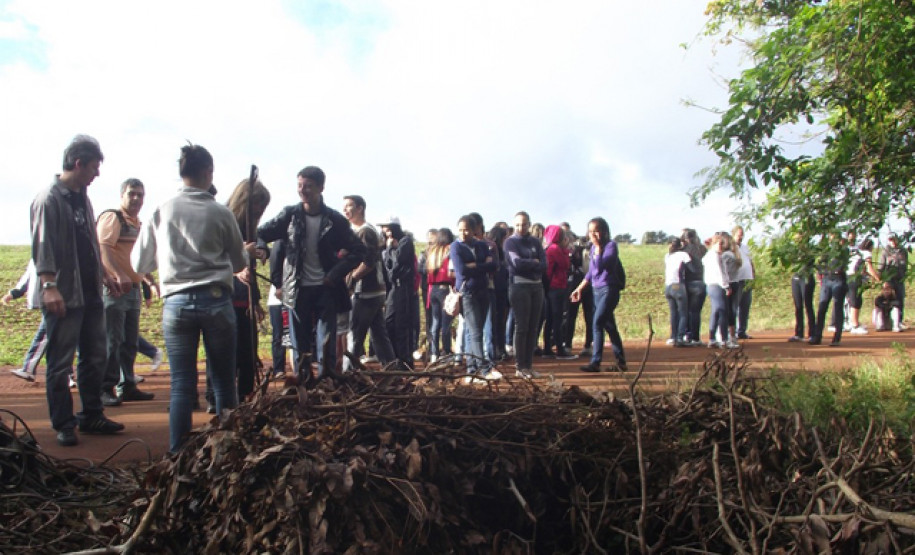 Mobilização em prol da preservação de mata ciliar reuniu alunos do ensino médio do Colégio Estadual Senador Attílio Fontana.
